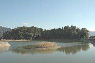 320px-Hashihaka-kofun-1.jpg